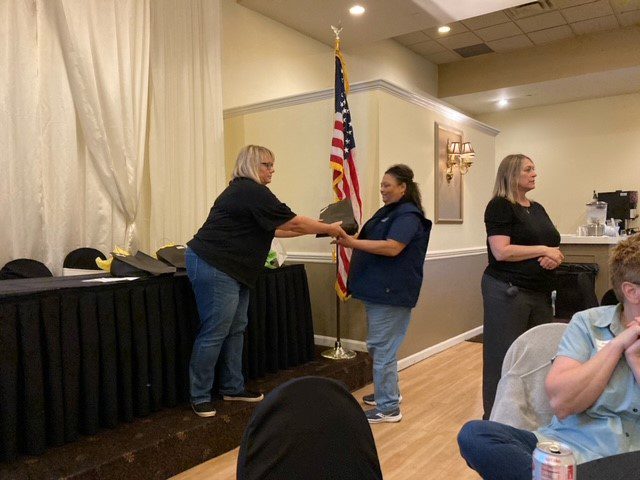 Connie Mehlman entrega un premio por los 10 años de BCBDD en el Fairfield Receptions Banquet Center.