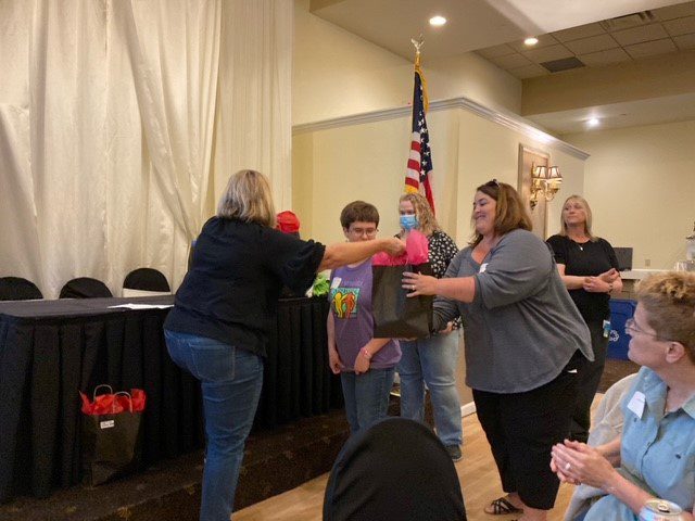 Connie Mehlman entrega un premio por los 10 años de BCBDD en el Fairfield Receptions Banquet Center.