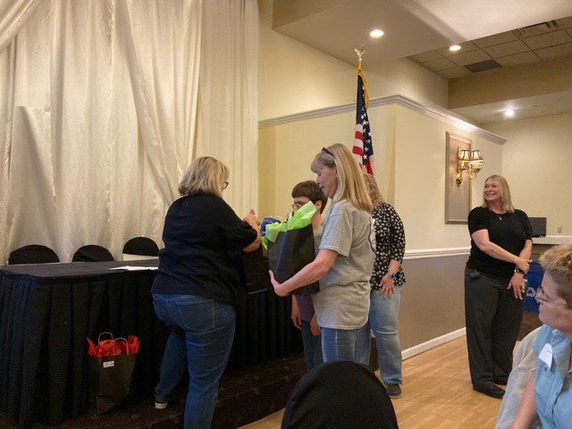 Connie Mehlman entrega un premio por los 10 años de BCBDD en el Fairfield Receptions Banquet Center.