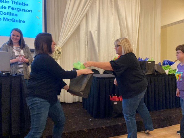 Connie Mehlman entrega un premio por los 10 años de BCBDD en el Fairfield Receptions Banquet Center.