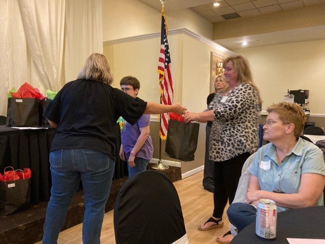 Connie Mehlman entrega un premio por los 10 años de BCBDD en el Fairfield Receptions Banquet Center.