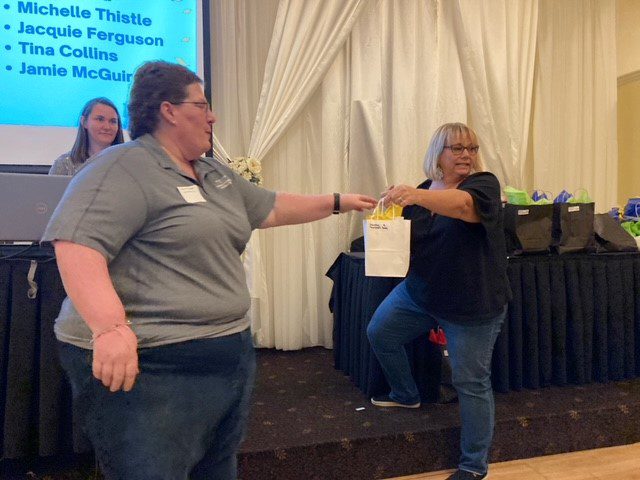 Connie Mehlman entrega un premio por los 10 años de BCBDD en el Fairfield Receptions Banquet Center.