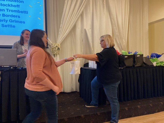 Connie Mehlman entrega un premio a los 5 años de BCBDD en el Fairfield Receptions Banquet Center.