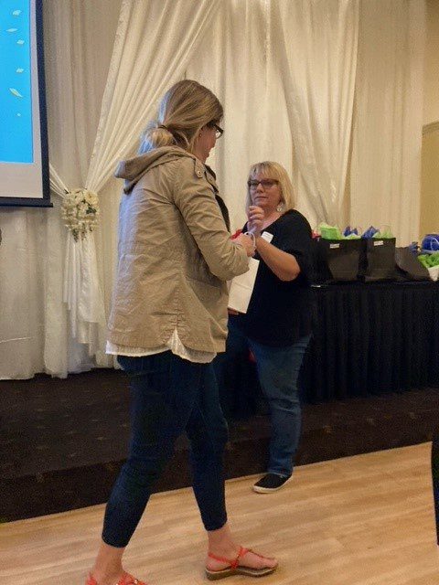 Connie Mehlman entrega un premio a los 5 años de BCBDD en el Fairfield Receptions Banquet Center.