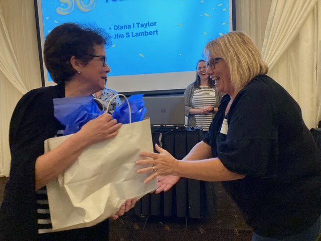 Connie Mehlman entrega el premio 30 Year BCBDD Milestone Award a Diana Taylor en el Fairfield Receptions Banquet Center.