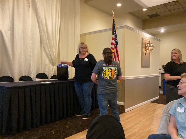 Connie Mehlman entrega el premio 15 Year BCBDD Milestone Award a Christa Cooper en el Fairfield Receptions Banquet Center.