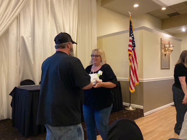 Connie Mehlman entrega el premio 15 Year BCBDD Milestone Award a Jeff Hamblin en el Fairfield Receptions Banquet Center.