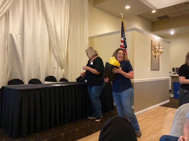 Connie Mehlman entrega el premio 15 Year BCBDD Milestone Award a Dawn Hamblin en el Fairfield Receptions Banquet Center.