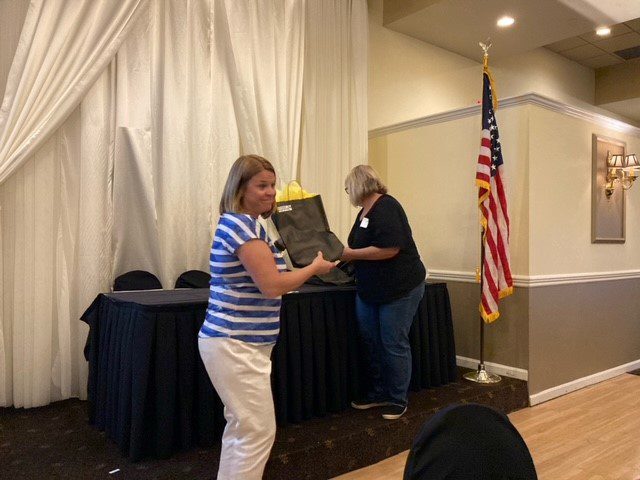 Connie Mehlman entrega el premio 15 Year BCBDD Milestone Award a Jenny Volgelgesang en el Fairfield Receptions Banquet Center.